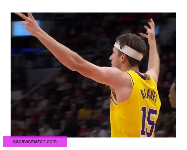 西卡因不满裁判判罚摊手抱怨遭二次技术犯规被驱逐出场